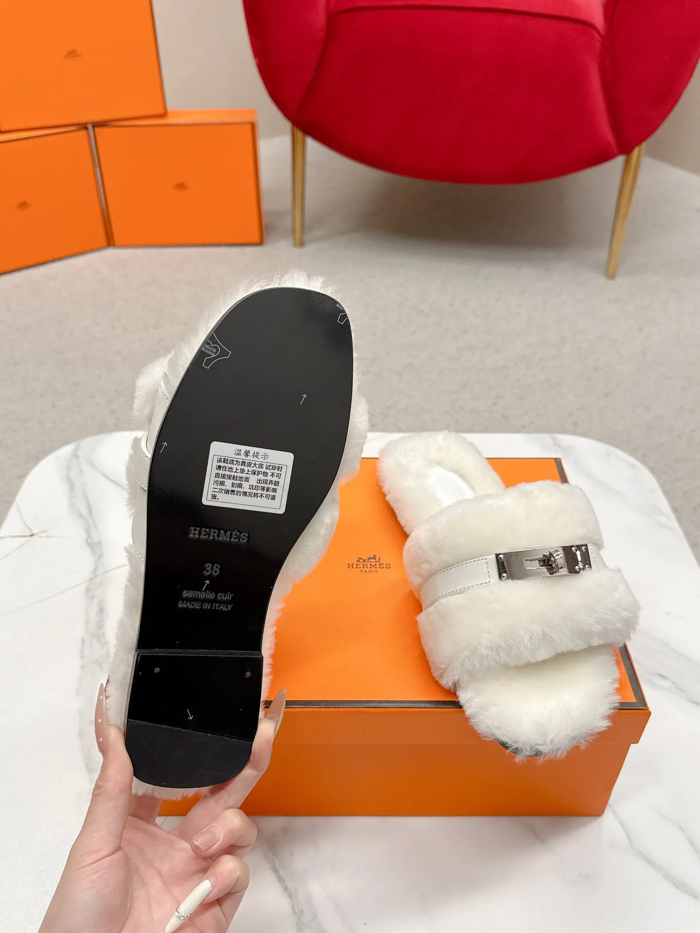 👟👟Ex-factory price 480👟👟 Hermes 🐎25/ Latest Autumn and Winter fur one-piece fur slippers KeIIy locks are embellished on the uppers with palladium plating to reflect low-key light. This year’s fabrics are made of lamb wool, which is fluffy and cute. It feels like stepping on clouds. Wear it barefoot or with socks, it is very fashionable 🎁 Paired with suit pants, it is an invisible shirt in the workplace. Echoing the knitted skirt, it has become a standard accessory for lazy afternoons. Pair it with jeans for a more casual style. ✔️Fabric: wool ✔️Inner lining: imported lamb wool ✔️Sole: original leather sole ✔️Size: #35-42 (customized at 40.41.42)